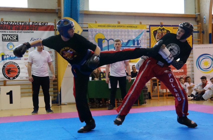 Dwoje kickboxerów w trakcie pojedynku.