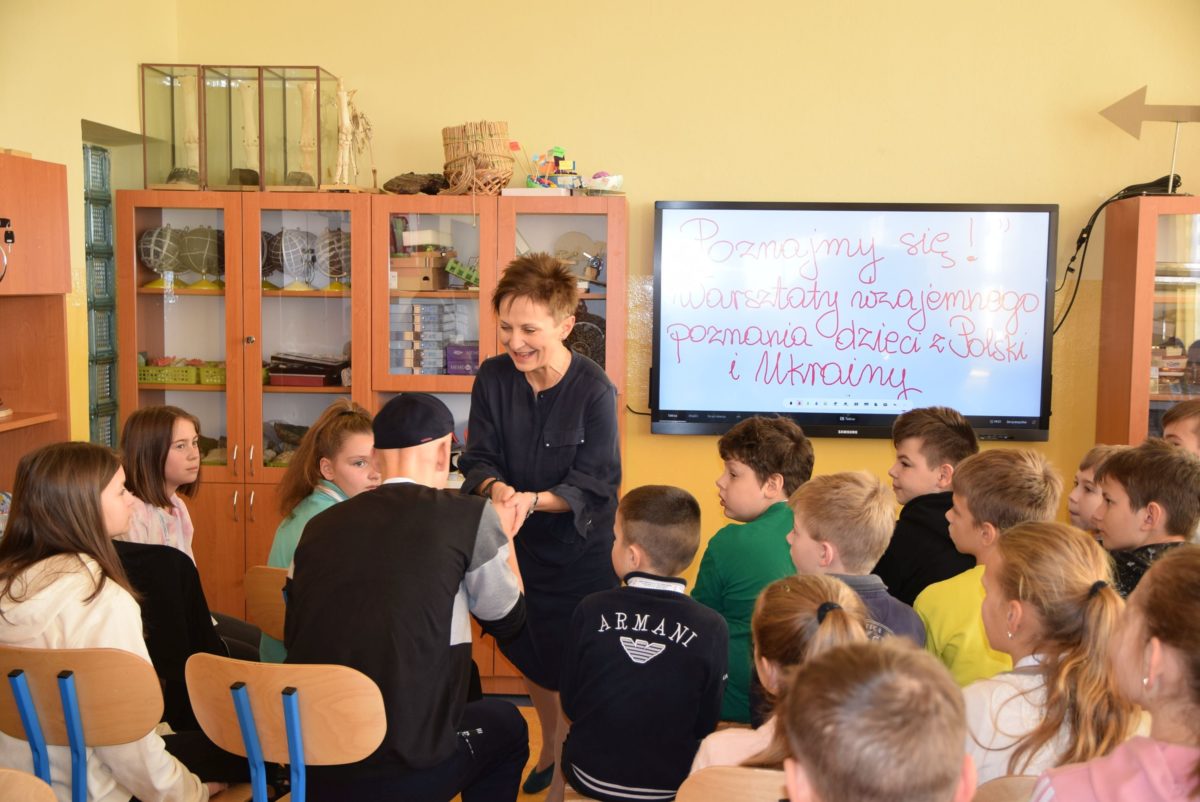 Ewa Lubianiec z dziećmi w szkole