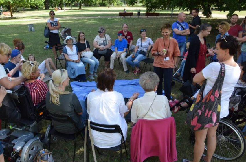 Letnie spotkanie Bazy Wolontariatu w parku miejskim w Piasecznie.