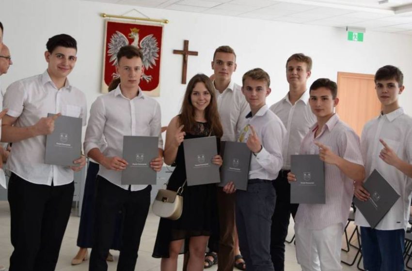 Nagrody dla Młodych Sportowców 2019. Uroczystość w starostwie. Na zdjęciu siedmioosobowa grupa nagrodzonych, z dyplomami w dłoniach.