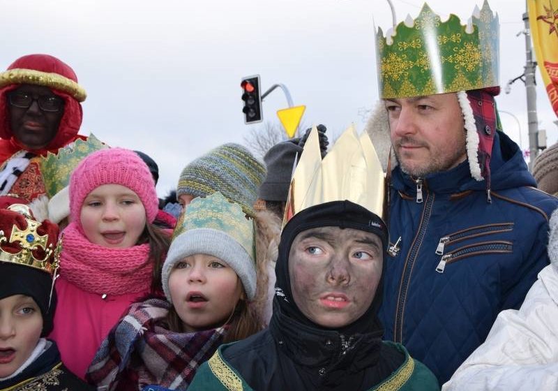 Orszak Trzech Króli 2019. Na zdjęciu przebrani uczestnicy orszaku, w papierowch koronach na głowie.