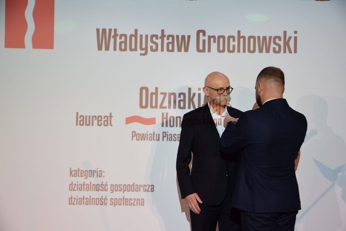 Władysław Grochowski odznaczany przez starostę