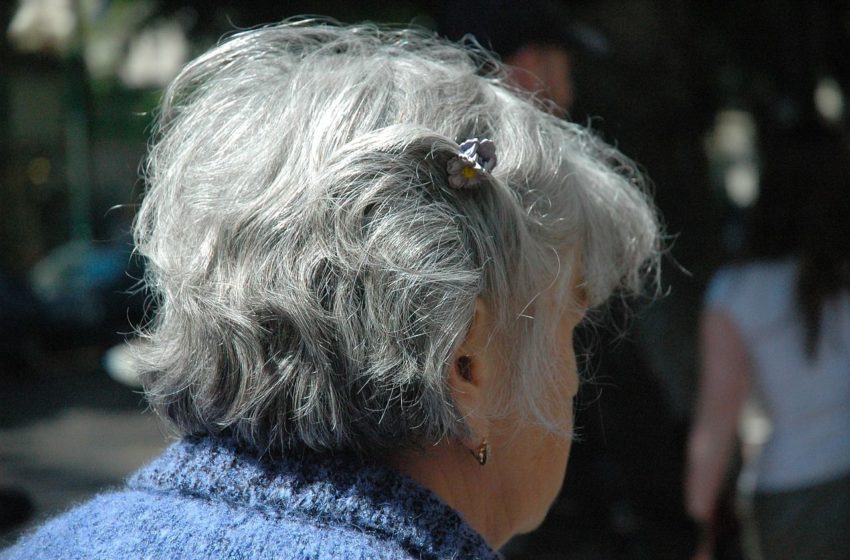starsza kobieta z profilu