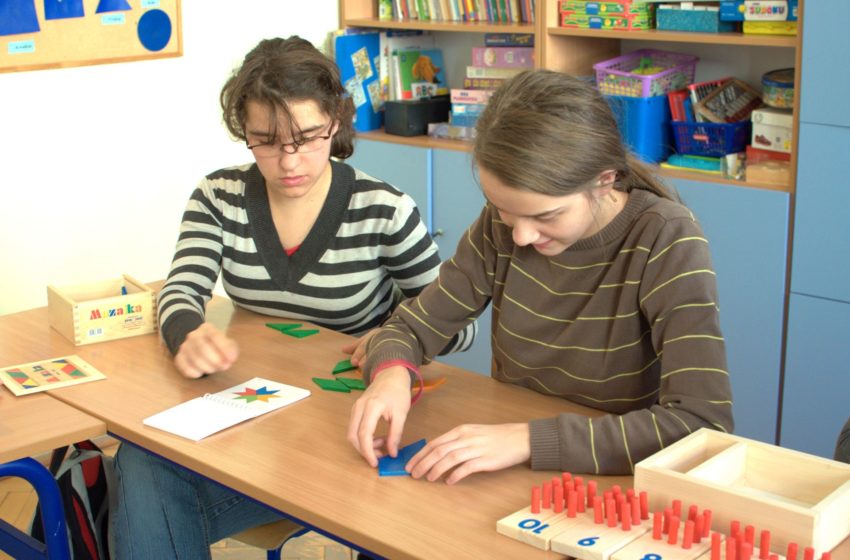 Dziewczynki pracują nad układanką