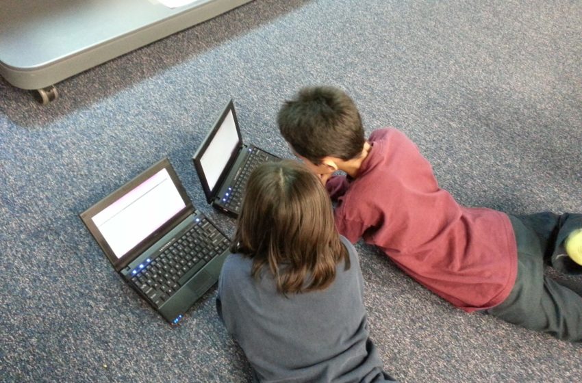 dzieci przed laptopami