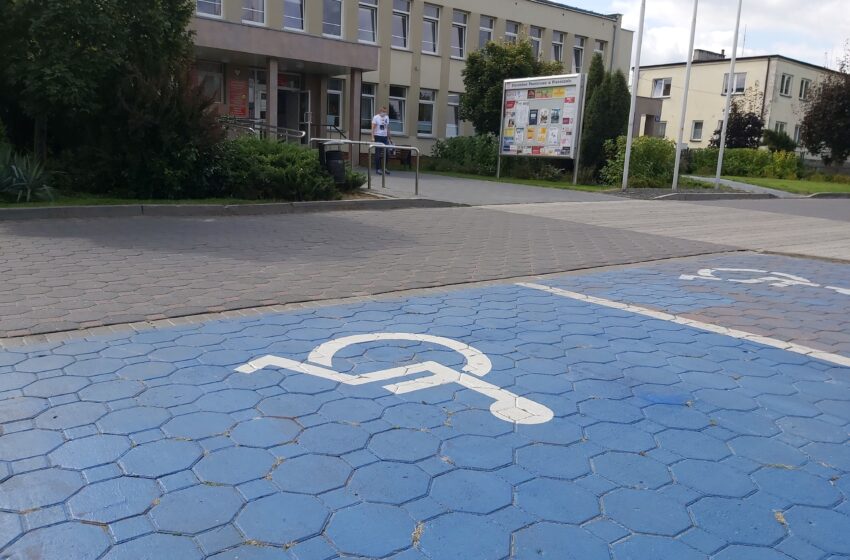 Koperta - miejsce parkingowe dla niepełnosprawnych przed starostwem