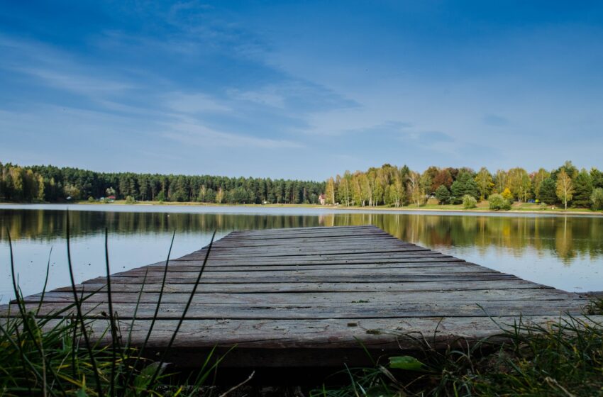 pomost nad jeziorem