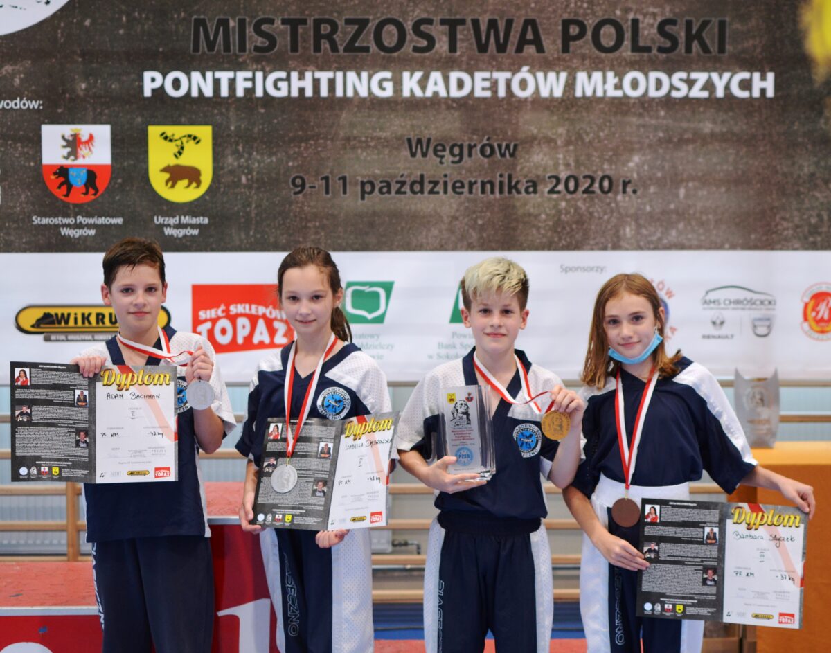 Czworo zawodników z dyplomami i medalami