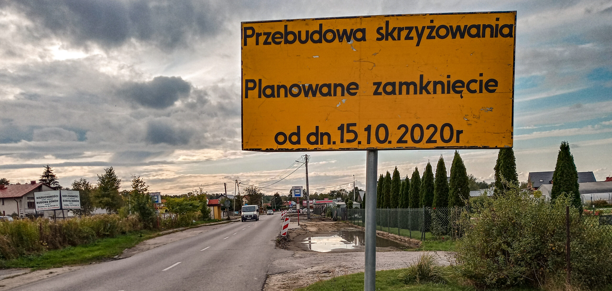 Znak drogowy mówiący o zamknięciu skrzyżowania w Krupiej Wólce od 15 października