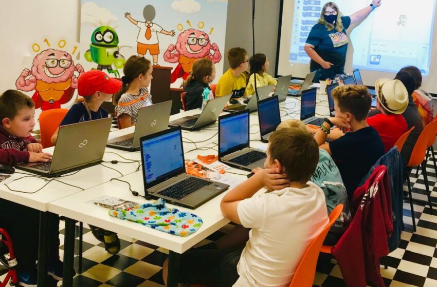 Dzieci przed laptopami podczas warsztatów