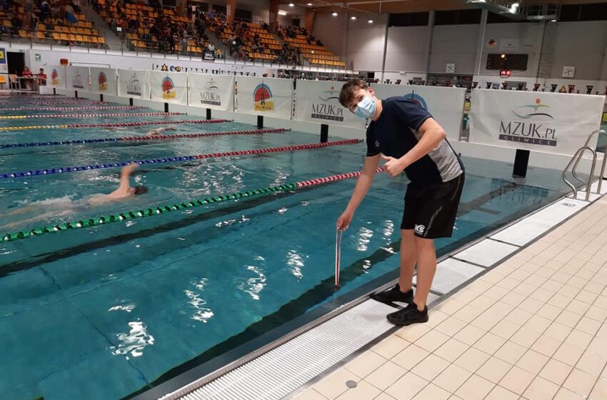 Mistrz Polski zanurza medal w basenie