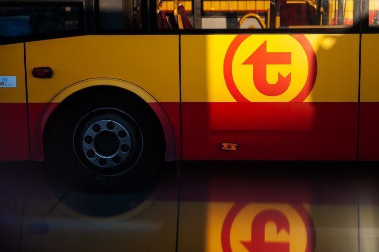 żółto-czerwony autobus z literą t