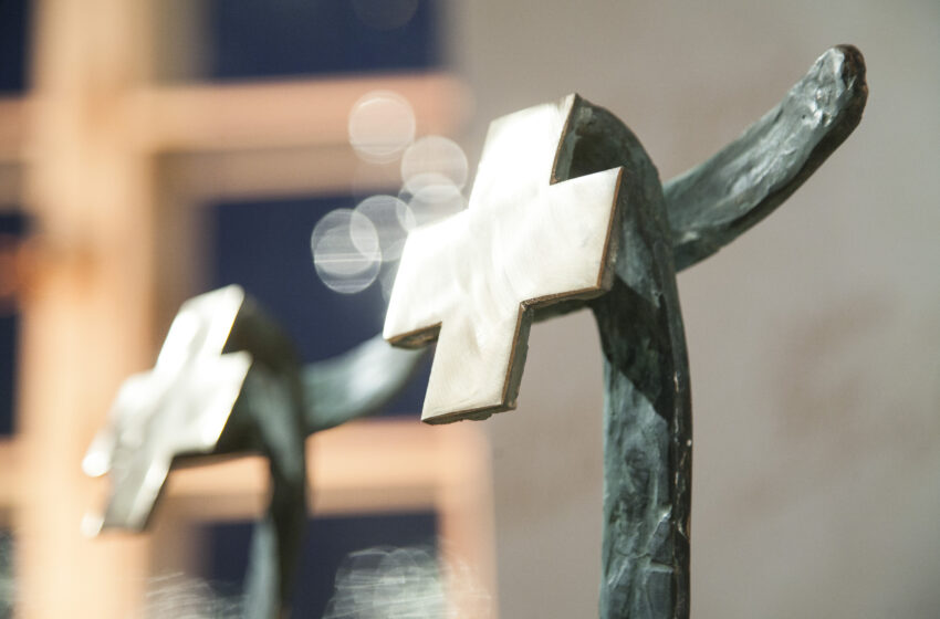 statuetki z krzyżem