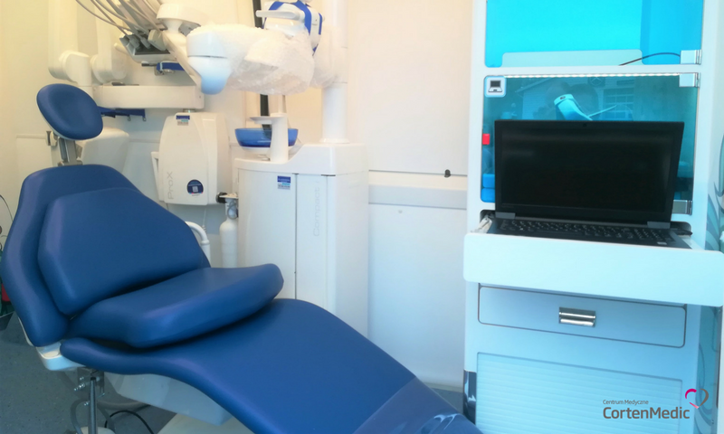 niebieski fotel stomatologiczny w dentobusie