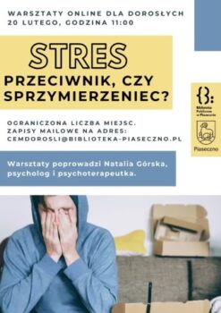 Chłopak w niebieskiej bluzie zasłania twarz rękoma