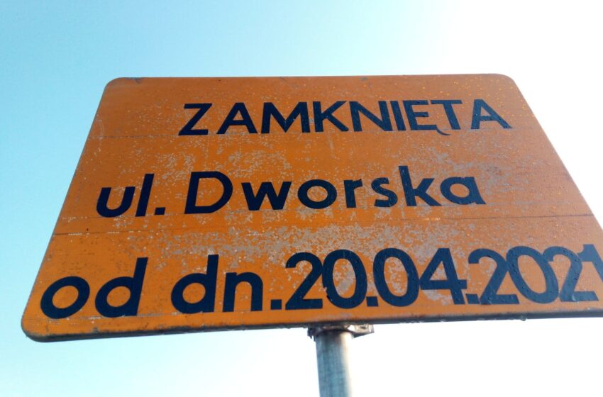 Znak, który mówi, że ul. Dworska będzie zamknięta od 20 kwietnia