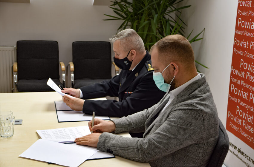 Dariusz Stumski i Ksawery Gut podpisują umowę