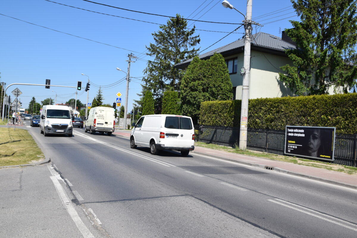 Billboard z hasłem kampanii przy drodze