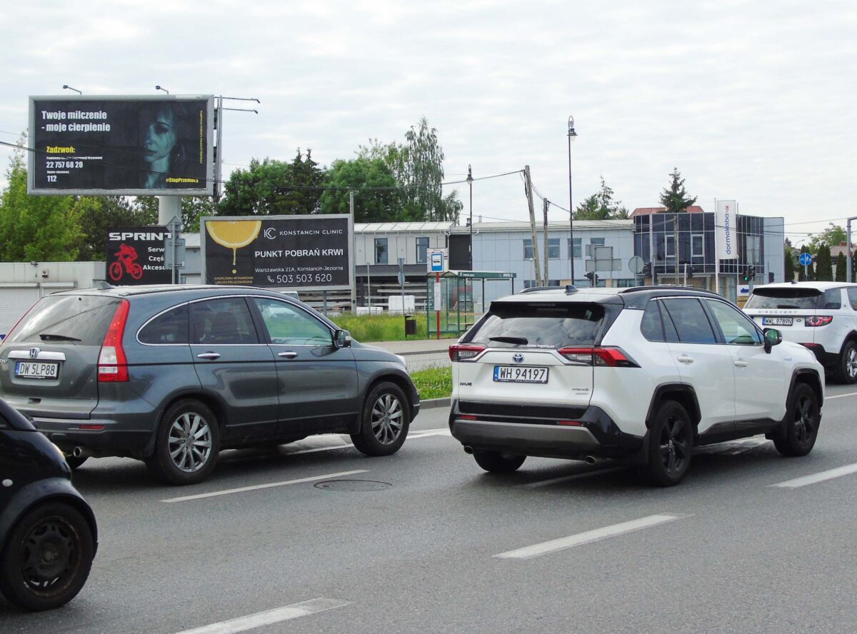 Billboard z hasłem kampanii przy drodze