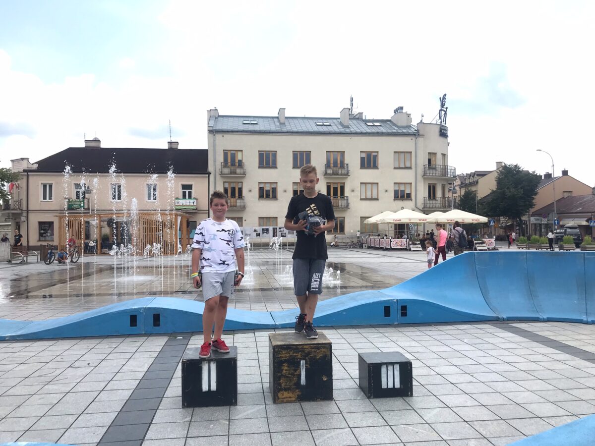 2 zawodników na podium