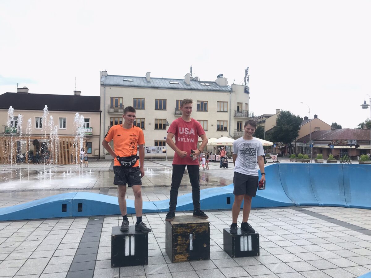 3 zawodników na podium