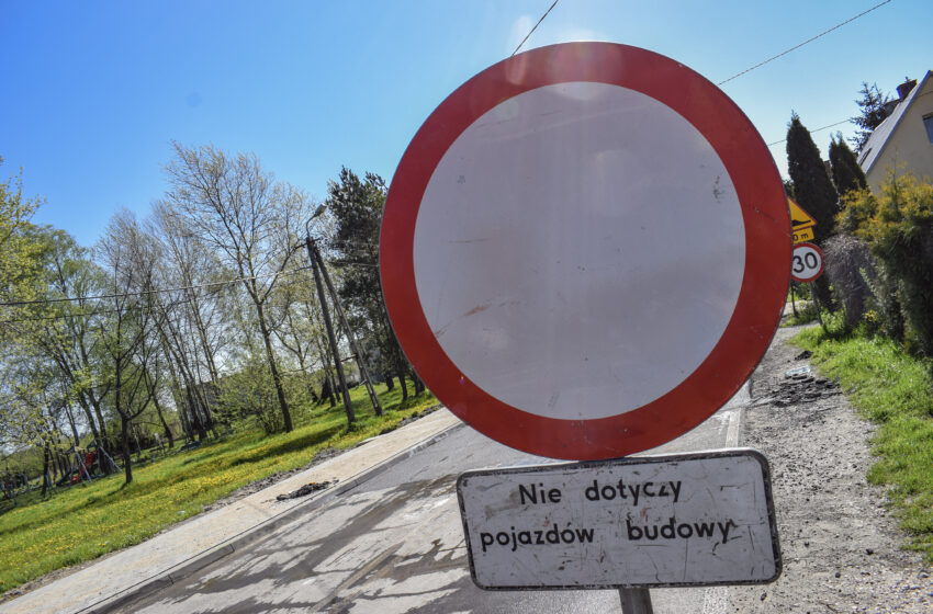 znak zakaz ruchu nie dotyczy pojazdów budowy