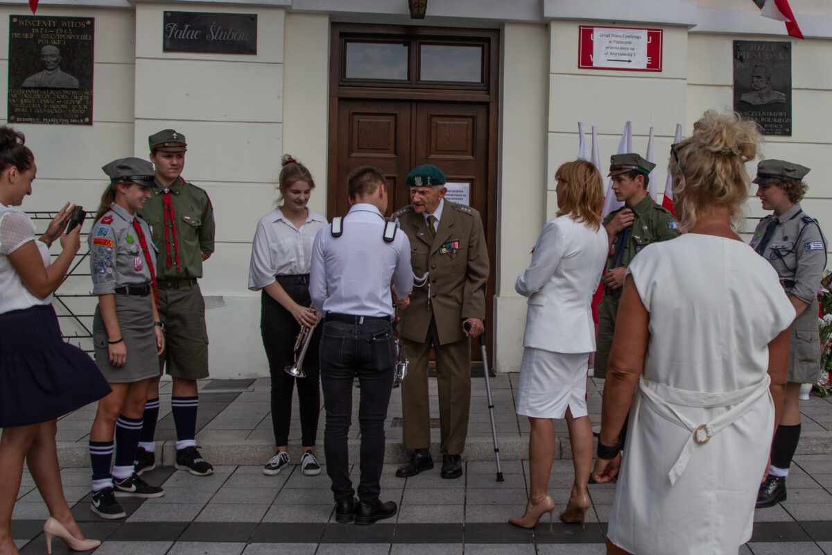 Włodzimierz Sieradzki i młody człowiek,który ściska mu dłoń