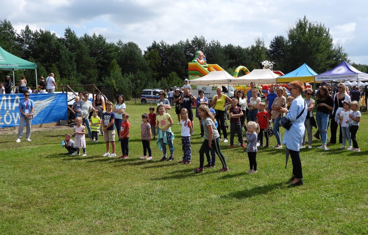 uczestnicy przed sceną