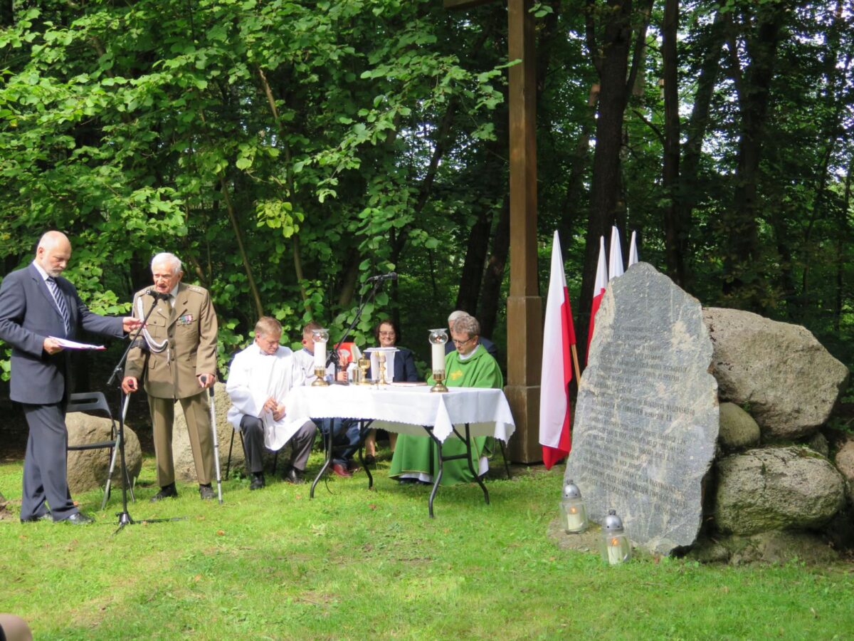 ołtarz przy pomniku