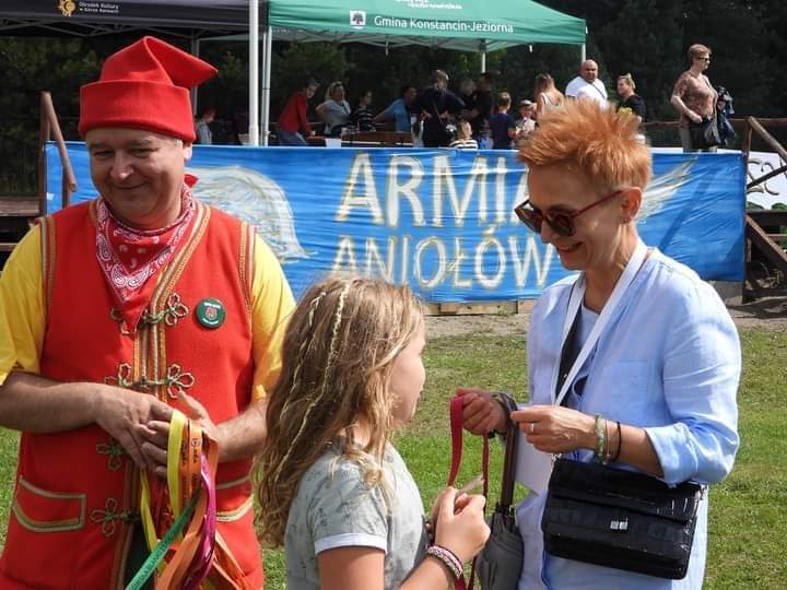 Ewa Lubianiec z dziewczynką i prowadzącym piknik