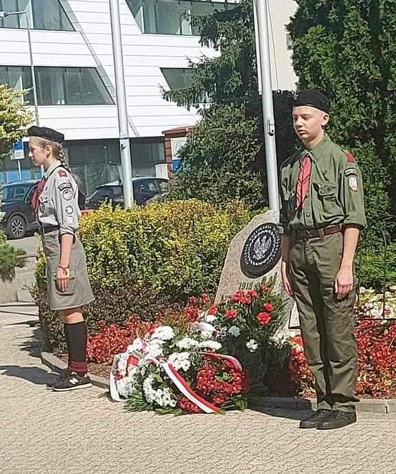 charcere pry kamieiupamiątkowym w Lesznowoli