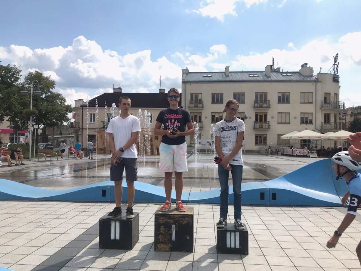 trzech zawodników na podium