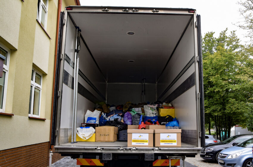 wnętrze ciężarówki z rzeczami dla mieszkańców ośrodka w Lininie