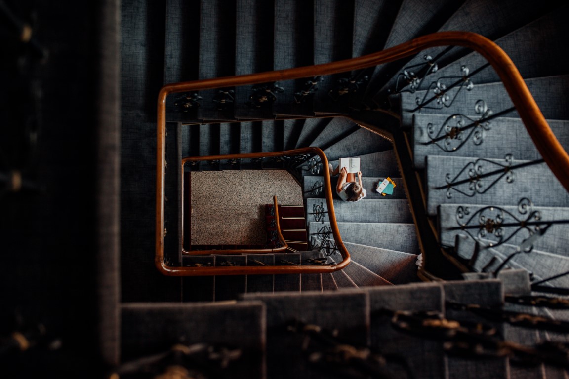 kobieta z książką na schodach