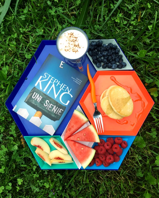 książka S. Kinga, owoce na trawie