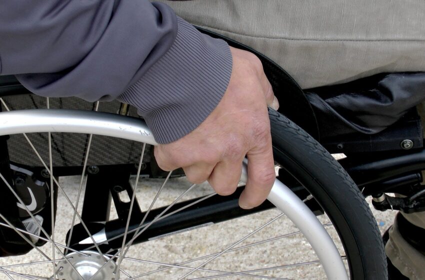 wózek inwalidzki, ręka na kole