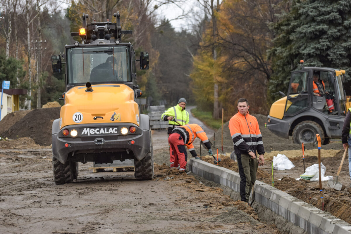 koparka i robotnicy na budowie nowego ronda w Piskórce