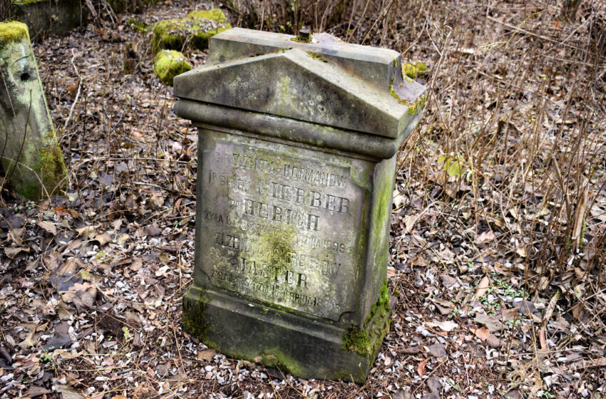 niemiecki nagrobek na cmentarzu ewangelickim w Górze Kalwarii