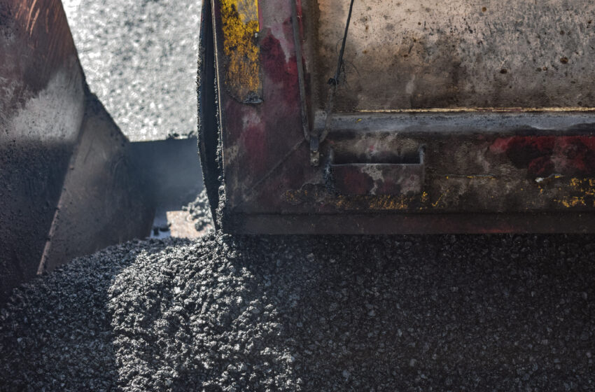 fragmenty maszyn kładących asfalt i masa bitumiczna
