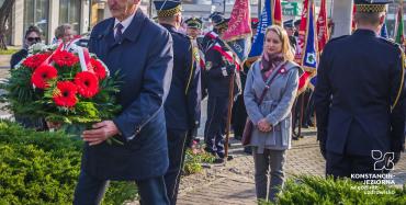 radni powiatu składają kwiaty