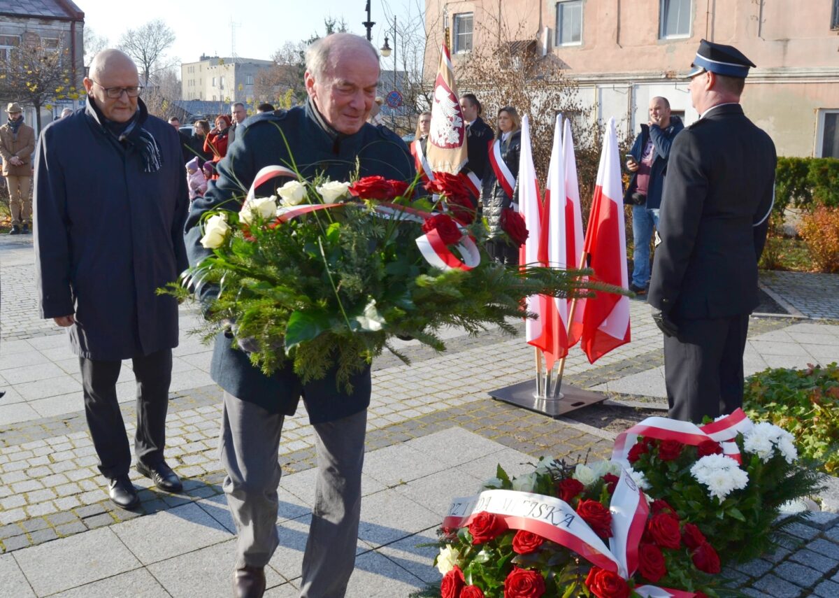 radny Gromadki składa wiązankę