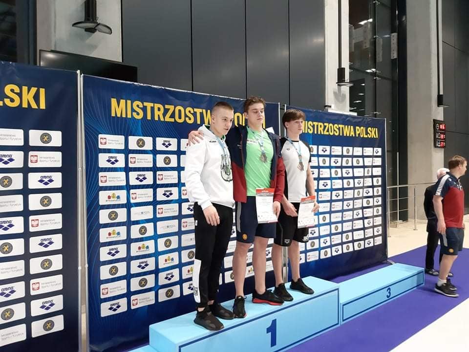 zawodnicy na podium