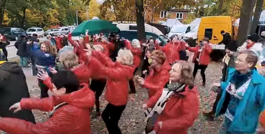tańczące kobiety w czerwonych kurtkach