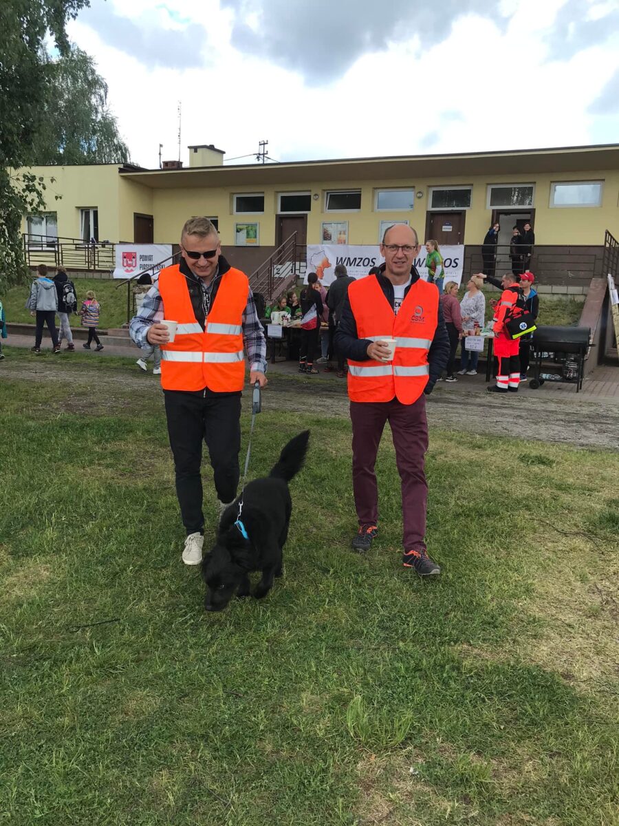 2 organizatorów w kamizelkach