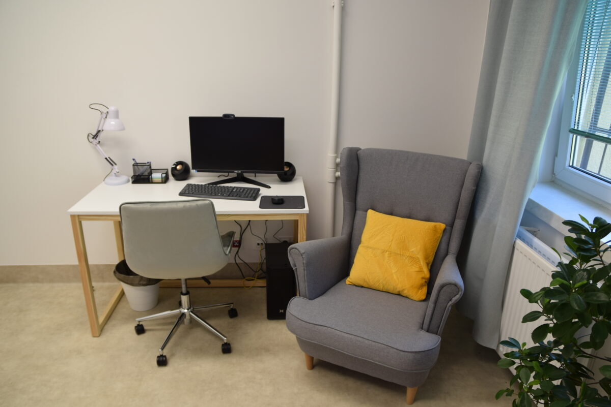 pokój, biurko z komputerem, szary fotel