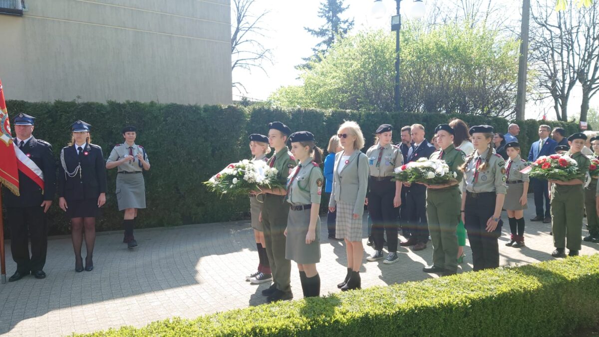 delegacja powiatu z wiązanką