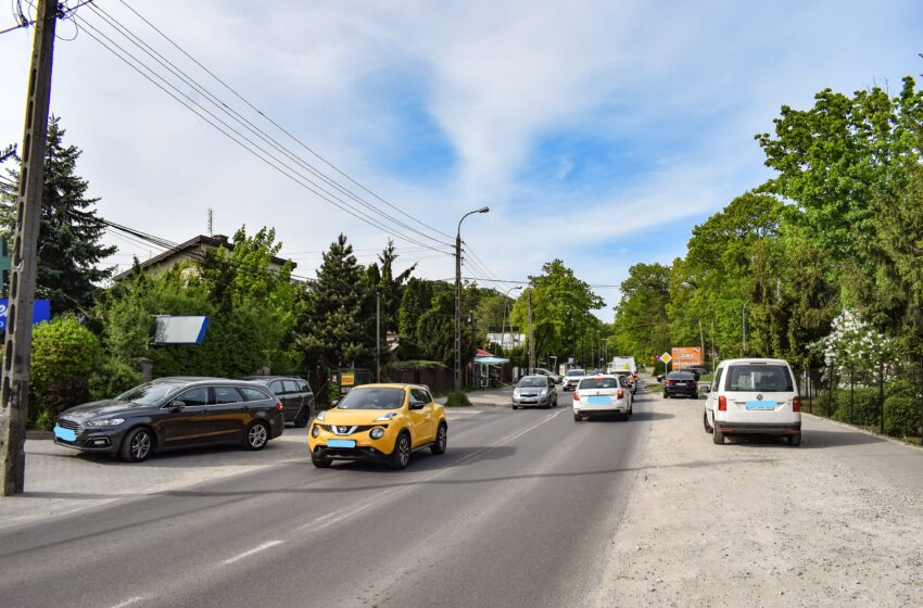 Samochody na drodze przeznaczonej do przebudowy