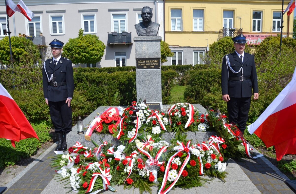 pomnik Piłsudskiego, przed nim wiązanki