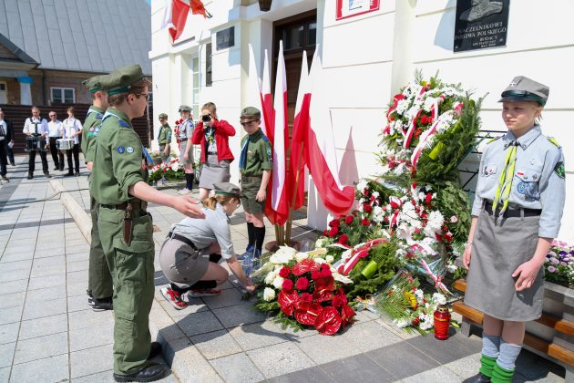 harcerze składają kwiaty przed ratuszem w Piasecznie