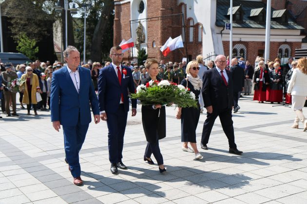 delegacja powiatu z wiązanką